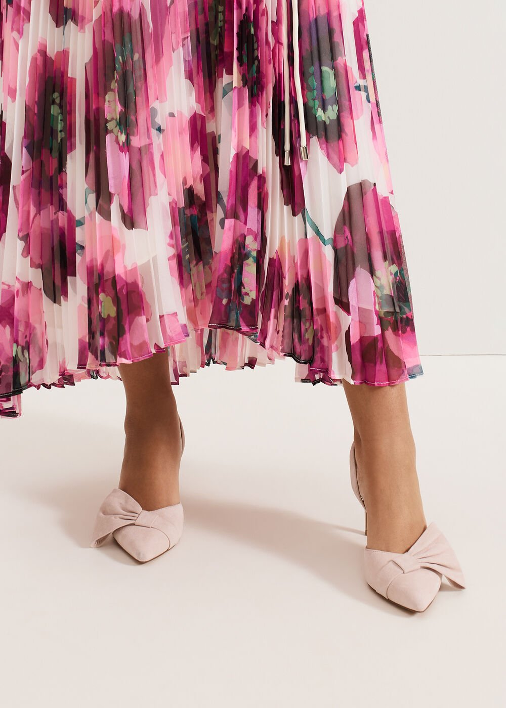 Oversized Bow Shoe Cameo