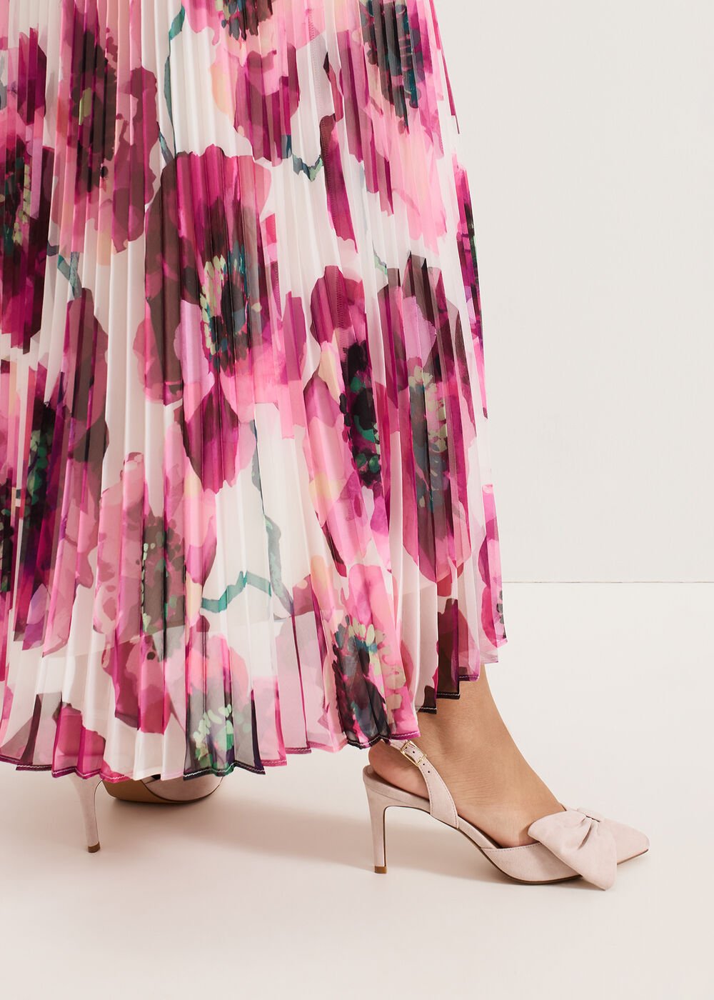 Oversized Bow Shoe Cameo