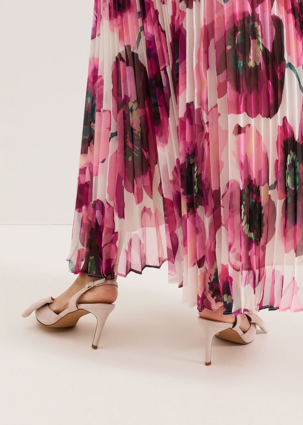 Oversized Bow Shoe Cameo