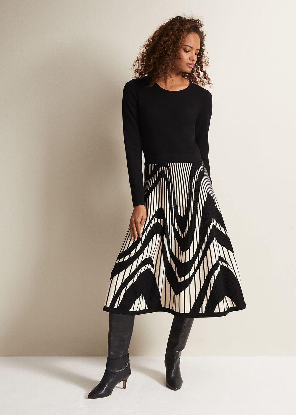 Black & White Fit & Flare Midi Dress with Abstract Print Black/Ivory