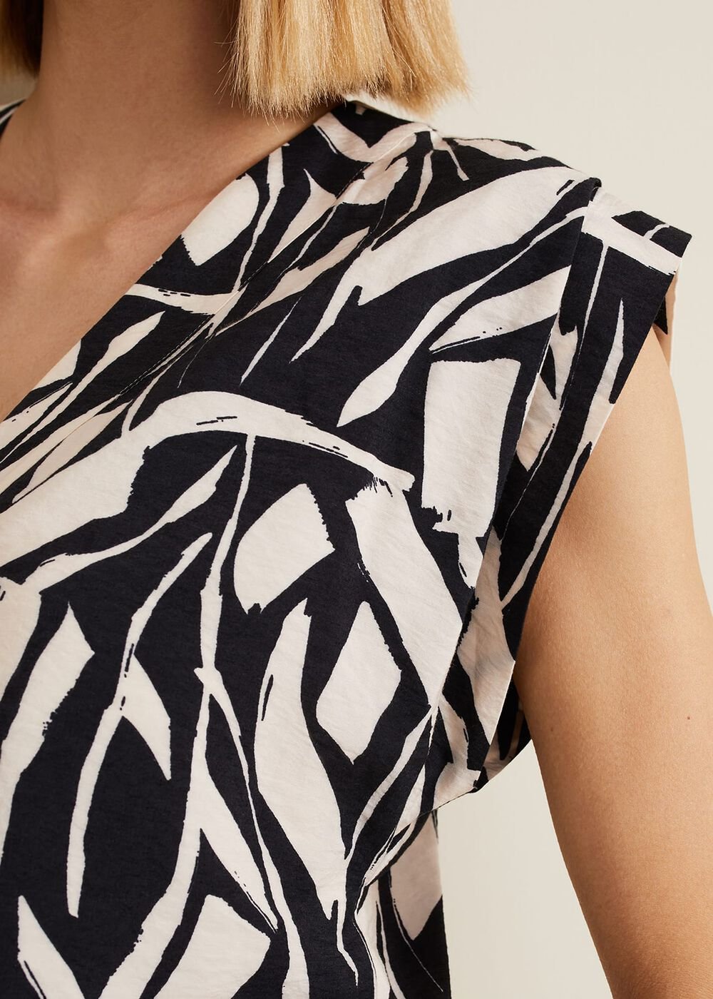 Celyn Notch Printed Blouse Black/Ivory