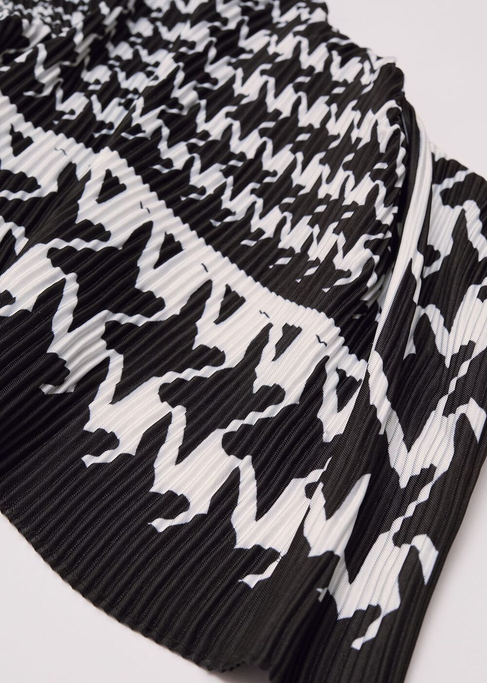 Houndstooth Pleated Scarf Black