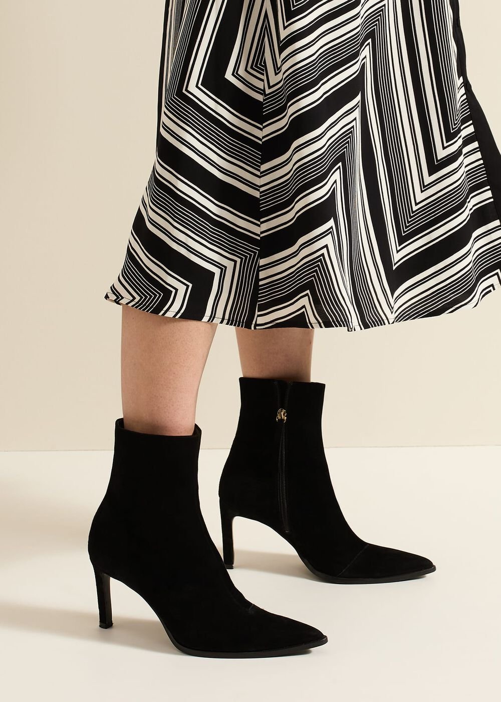 Black Suede Ponited Heeled Boots Black